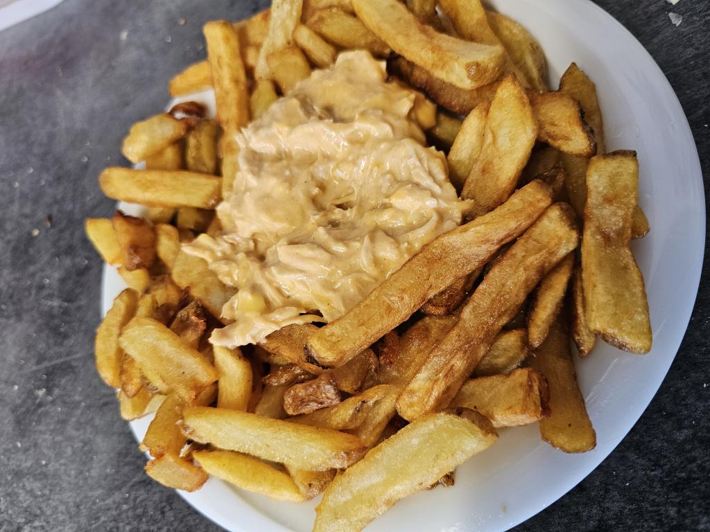 Pulled chicken and cheese frites sauce cheddar livrer a domicile